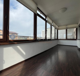 Apartament, 3 rooms with outdoor parking included Bucuresti/Sisesti