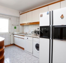 Apartament, 3 rooms with outdoor parking included Bucuresti/Piata Victoriei