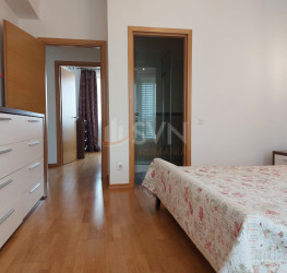 Apartament, 3 rooms with underground parking included Bucuresti/P-ta Victoriei