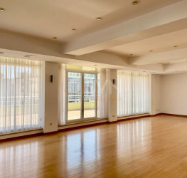 Apartament, 4 camere cu loc parcare subteran inclus Bucuresti/Herastrau