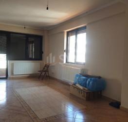 Apartament, 4 rooms with outdoor parking included Bucuresti/Chibrit