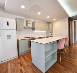 Apartament, 4 rooms with outdoor parking included Bucuresti/Iancu Nicolae