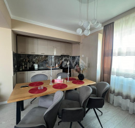 Apartament, 4 rooms with underground parking included Bucuresti/Straulesti