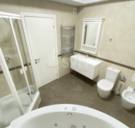 Apartament, 4 rooms with underground parking included Bucuresti/Primaverii