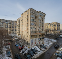 Apartament, 4 rooms with underground parking included Bucuresti/Decebal