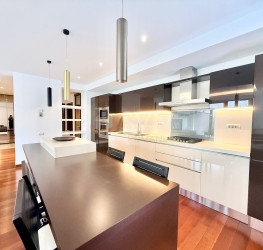 Apartament, 4 rooms with underground parking included Bucuresti/Primaverii