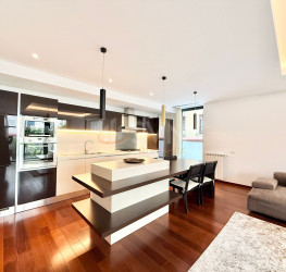 Apartament, 4 rooms with underground parking included Bucuresti/Primaverii