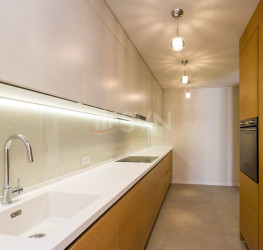 Apartament, 4 rooms with underground parking included Bucuresti/Primaverii