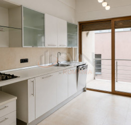 Apartament, 5 rooms with outdoor parking included Bucuresti/Primaverii