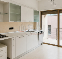 Apartament, 5 rooms with outdoor parking included Bucuresti/Primaverii