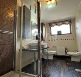 Apartament, 6 camere cu loc parcare exterior inclus Bucuresti/Sisesti
