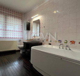 Apartament, 6 rooms with outdoor parking included Bucuresti/Sisesti