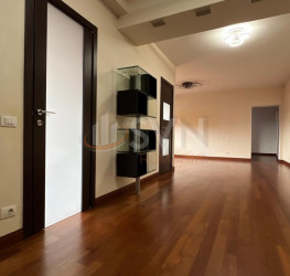 Apartament, 6 rooms with outdoor parking included Bucuresti/Sisesti