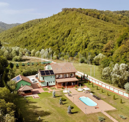 Casa, 12 rooms, 825 mp Brasov/Centru