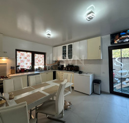 Casa, 4 rooms, 113 mp Bucuresti/Sisesti