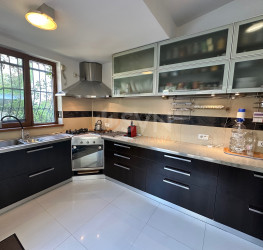 Casa, 4 rooms, 208 mp Bucuresti/Tei