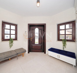 Casa, 4 rooms, 250 mp Brasov/Centru