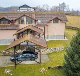 Casa, 5 rooms, 180 mp Brasov/Centru