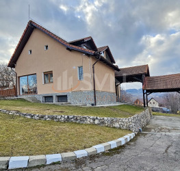 Casa, 5 rooms, 180 mp Brasov/Centru