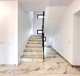 Casa, 5 rooms, 201 mp Dambovita/Centru