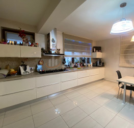 Casa, 5 rooms, 340 mp Bucuresti/Damaroaia