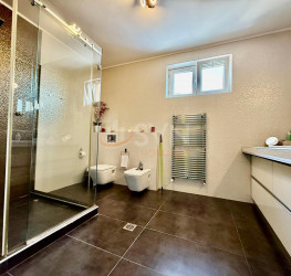 Casa, 6 rooms, 240 mp Bucuresti/Dacia