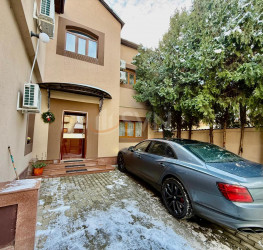 Casa, 6 rooms, 240 mp Bucuresti/Dacia