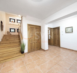 Casa, 6 rooms, 258 mp Brasov/Centru