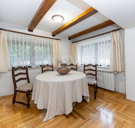 Casa, 6 rooms, 258 mp Brasov/Centru