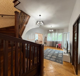 Casa, 6 rooms, 355 mp Bucuresti/Polona