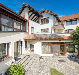 Casa, 7 camere, 400 mp Brasov/Centru