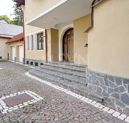 Casa, 7 camere, 400 mp Brasov/Centru