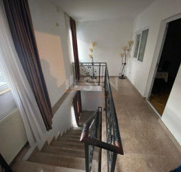 Casa, 8 camere, 240 mp Bucuresti/Giulesti