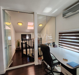 Casa, 8 rooms, 208 mp Bucuresti/Vitan