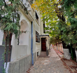 Casa, 8 rooms, 375 mp Bucuresti/1 Mai