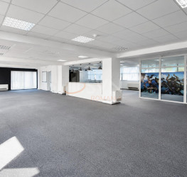 Spatiu comercial cu loc parcare exterior inclus Bucuresti/P-ta Presei Libere