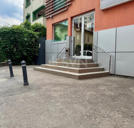 Spatiu comercial with outdoor parking included Bucuresti/Iancului