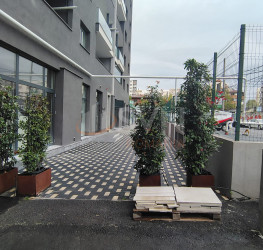 Spatiu comercial with outdoor parking included Bucuresti/Mihai Bravu