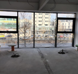 Spatiu comercial with outdoor parking included Bucuresti/Mihai Bravu